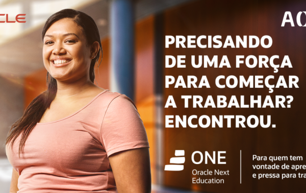 Imagem publicitária do programa ONE, de formação de talentos. No campo superior esquerdo, vê-se a logo da Oracle Corporation. No canto superior direito, a logo da ACATE. A imagem ainda apresenta uma jovem mulher negra, com cabelos lisos e castanhos, vestindo uma blusa rosa claro. Ao seu lado, as frases "Precisando de uma força para começar a trabalhar? Encontrou". Abaixo da frase, a logo do programa e o slogan "Para quem tem vontade de aprender e pressa para trabalhar.