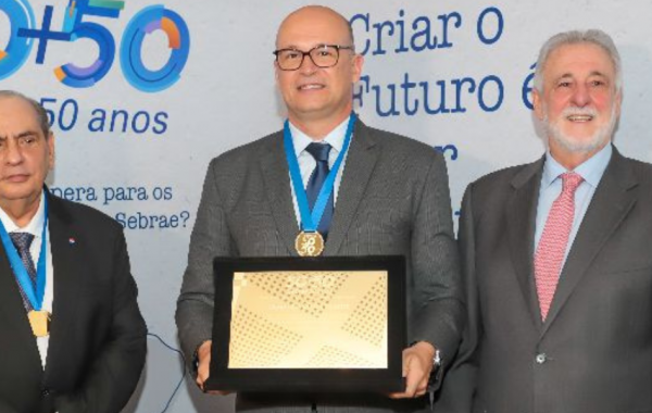 Na foto, Daniel Leipnitz (ao centro), recebendo homenagem do Presidente da CNC, à esquerda, e do Presidente Executivo do Sebrae Nacional, à direita.