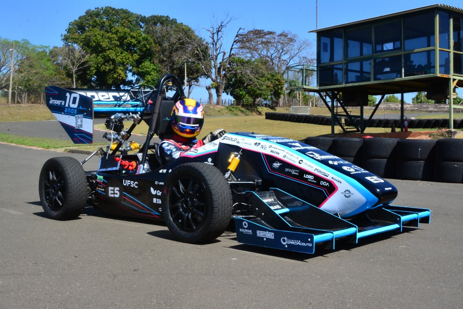 Estudantes desenvolvem carro de corrida elétrico com carregamento